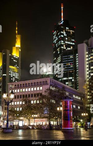 FRANKFURT, DEUTSCHLAND, NOVEMBER 25: Skyline von Frankfurt am 25. November 2013. Frankfurt ist das größte Finanzzentrum in Kontinentaleuropa. Stockfoto