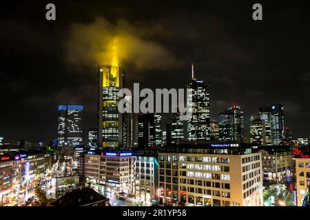 FRANKFURT, DEUTSCHLAND, NOVEMBER 25: Skyline von Frankfurt am 25. November 2013. Frankfurt ist das größte Finanzzentrum in Kontinentaleuropa. Stockfoto