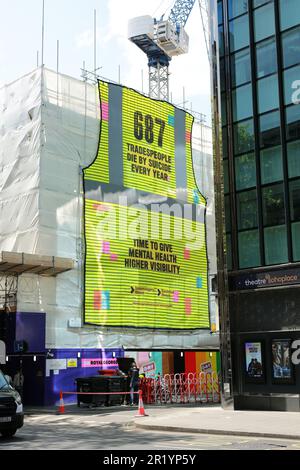 London, Großbritannien. 16. Mai 2023 Im Zentrum Londons wurde ein riesiges Kunstwerk aus 687 Warnwesten errichtet, um der durchschnittlichen Anzahl von Handwerkern zu gedenken, die jedes Jahr ihr Leben durch Selbstmord verlieren. Das 12 Meter hohe Wandgemälde in der Nähe der Charing Cross Road im Herzen von Londons West End wurde anlässlich der Mental Health Awareness Week geschaffen, die am Montag, den 15. Mai, begann. Das West-End-Display mit den Worten „Zeit, die psychische Gesundheit besser sichtbar zu machen“. Es wurde von IronmongeryDirect und ElectricalDirect enthüllt. Kredit: Waldemar Sikora/Alamy Live News Stockfoto