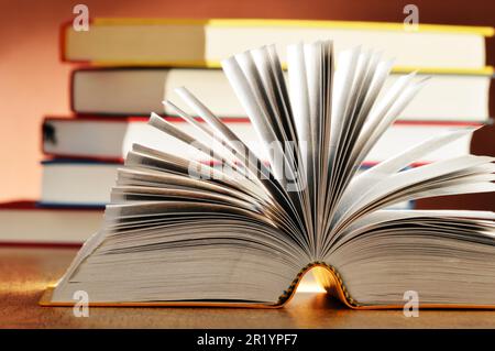 Komposition mit Büchern auf dem Tisch Stockfoto