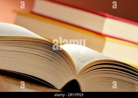 Komposition mit Büchern auf dem Tisch Stockfoto