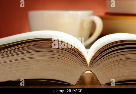 Komposition mit Büchern auf dem Tisch Stockfoto