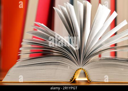 Komposition mit Büchern auf dem Tisch Stockfoto