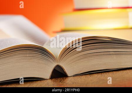 Komposition mit Büchern auf dem Tisch Stockfoto