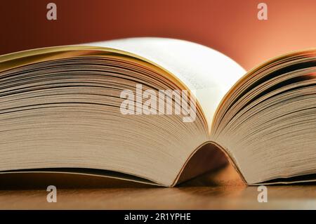 Komposition mit Büchern auf dem Tisch Stockfoto