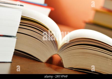 Komposition mit Büchern auf dem Tisch Stockfoto