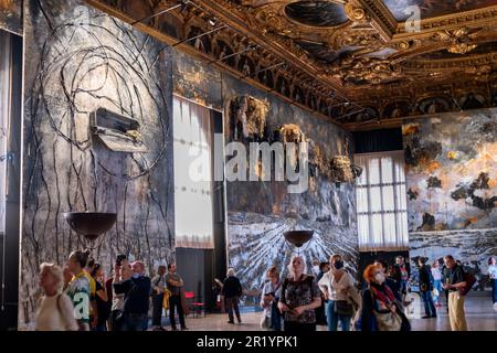 12. Oktober 2022. Anselm Kiefer's Gemäldeserie mit dem Titel These Writings, When Burnt, will Finally Cast A Little Light exibited at Palazzo Ducale in V Stockfoto