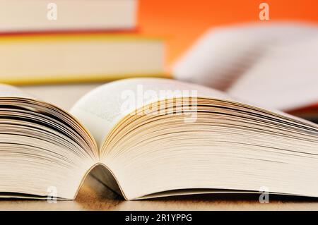 Komposition mit Büchern auf dem Tisch Stockfoto