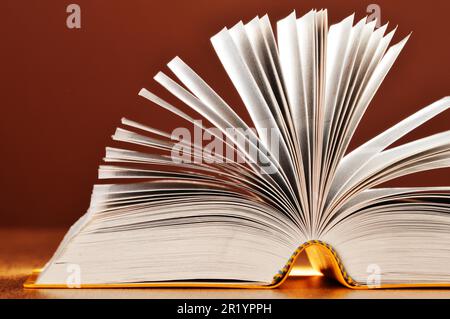 Komposition mit Büchern auf dem Tisch Stockfoto