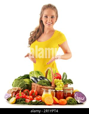 Junge Frau mit sortierten Supermarkt-Produkte, die isoliert auf weißem Hintergrund Stockfoto