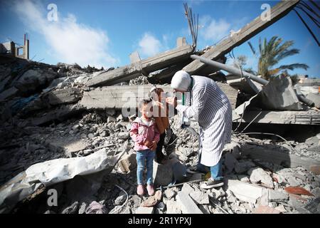 Gaza-Stadt, Palästina. 16. Mai 2023 Palästinensische Kinder beteiligen sich an Aktivitäten zur Förderung ihrer psychischen Gesundheit in der Nähe des israelischen Luftangriffs in Deir Al-Balah im zentralen Gazastreifen. Dies geschieht nach den jüngsten Kämpfen zwischen der militanten islamischen Dschihad-Gruppe und Israel im Gazastreifen. Stockfoto