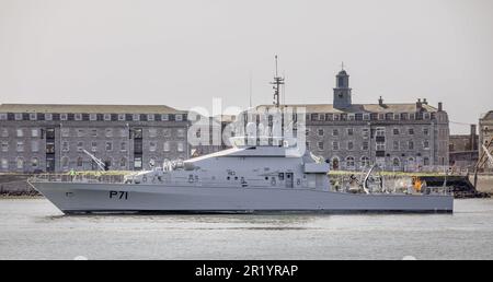 Haulbowline, Cork, Irland. 16. Mai 2023. Das erste von zwei Küstenpatrouillenbooten (P71) für den Naval Service New wird flussaufwärts mit Schleppen zum Marinestützpunkt Haulbowline, Co Cork, Irland. David Creedon/Alamy Live News Stockfoto