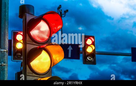 Ampel über die Kreuzung. Rotes Licht Stockfoto