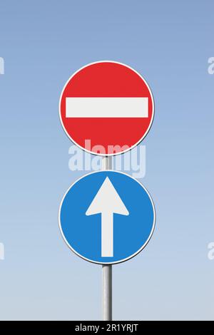 Widersprüchlichkeitskonzept mit Straßenschildern - Konzeptbild. Stockfoto