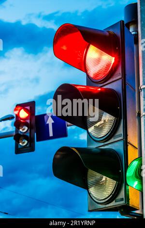 Ampel über die Kreuzung. Rotes Licht Stockfoto