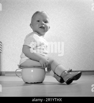 In den 1950er Jahren. Auf dem Töpfchen sitzt ein kleiner Junge. Schweden 1956. Conard Ref. 3158 Stockfoto