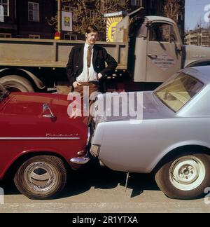 Fahren in der 1960er. Ein Mann steht bei zwei Autos, die entweder viel zu nah beieinander geparkt oder miteinander kollidiert sind. Der rote Opel Kadett steht so, dass die Stoßstange zum anderen Auto zeigt. Was der Mann mit seinem Gesichtsausdruck meint, ist schwer zu interpretieren, aber höchstwahrscheinlich besitzt er eines der Autos und ist natürlich nicht zufrieden mit dem, was er sieht. Schweden 1969 Kristoffersson Stockfoto