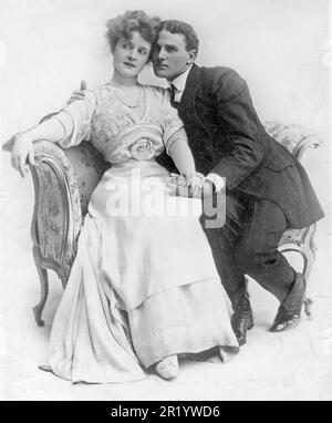 Liebhaber. Die amerikanischen Bühnendarsteller Billie Burke und Cyril Keightley in einem zarten Moment, in Verbindung mit ihrem Auftritt im Broadway-Musical „Love Uhren“ 1908. Stockfoto