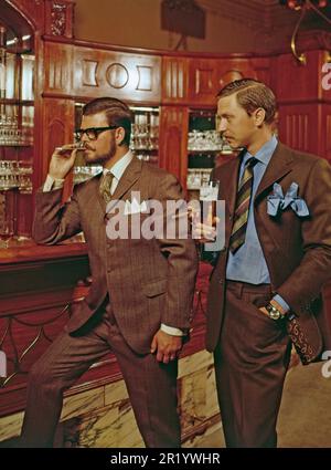 In den 1960er Jahren. Zwei gut gekleidete Männer in einer Bar. Schweden 1965 BV95 Stockfoto
