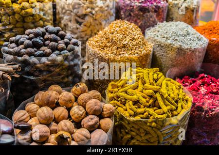 Verschiedene Gewürze und Kräuter auf dem arabischen Straßenmarkt. Dubai Spice Souk, Vereinigte Arabische Emirate Stockfoto