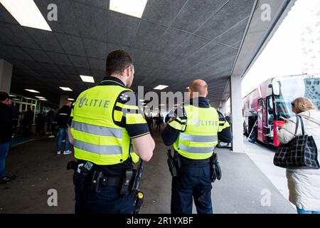 GRONINGEN - die Polizei überwacht die Situation im Stadion während des niederländischen Premier-League-Spiels zwischen dem FC Groningen und Ajax im Stadion Euroborg am 16. Mai 2023 in Groningen, Niederlande. Das Spiel in der Eredivisie zwischen dem FC Groningen und Ajax, das am Sonntag nach 9 Minuten beendet wurde, wird ab 3 Uhr gespielt Das passiert ohne Publikum in Groningen. ANP COR LASKER Stockfoto