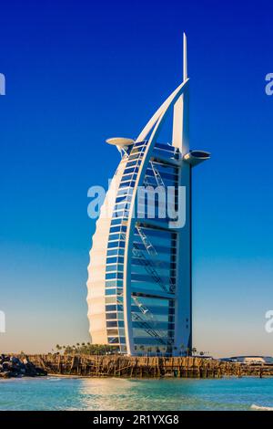 DUBAI, VEREINIGTE ARABISCHE EMIRATE - 8. FEBRUAR 2019: Das Burj Al Arab oder Tower of the Arabs, ein Luxushotel in Dubai, Vereinigte Arabische Emirate Stockfoto