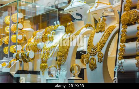 DUBAI, VEREINIGTE ARABISCHE EMIRATE - 7. FEBRUAR 2019: Schaufenster eines Juwelierladens im Dubai Gold Souk, Vereinigte Arabische Emirate Stockfoto