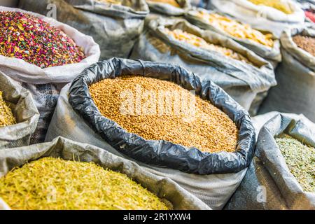 Getrocknete Lebensmittel in Dubai, Souk, die Vereinigten Arabischen Emirate verkauft. Stockfoto