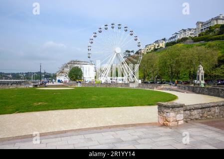 Torquay, Devon im Mai. Englisches Riviera-Rad und Hubschrauberlandeplatz auf der Promenade. Stockfoto