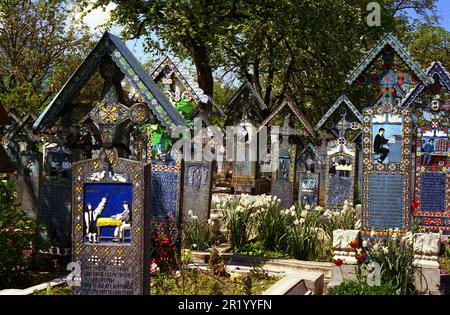 Sapanta, Kreis Maramureș, Rumänien, ca. 2000. Grabsteine auf dem berühmten fröhlichen Friedhof. Stockfoto