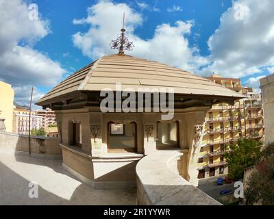 Palermo, Sizilien 12.26.2018: Haupteingang und Treppe des Villino Florio, eine private Residenz, entworfen in einem vielseitigen Art Noveau (Liberty) St. Stockfoto