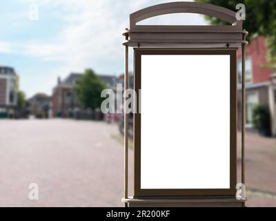 Leeres Poster mit Stadtlicht auf der Straße der Stadt. Raum für Design Stockfoto