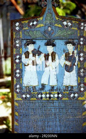 Sapanta, Kreis Maramureș, Rumänien, ca. 2000. Grabstein auf dem berühmten Merry Cemetery, der ein kleines Folkloresemble darstellt. Stockfoto