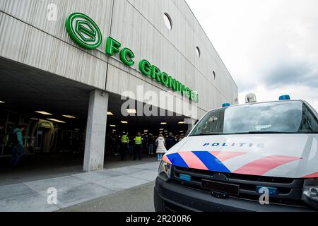 GRONINGEN - die Polizei überwacht die Situation im Stadion während des niederländischen Premier-League-Spiels zwischen dem FC Groningen und Ajax im Stadion Euroborg am 16. Mai 2023 in Groningen, Niederlande. Das Spiel in der Eredivisie zwischen dem FC Groningen und Ajax, das am Sonntag nach 9 Minuten beendet wurde, wird ab 3 Uhr gespielt Das passiert ohne Publikum in Groningen. ANP COR LASKER Stockfoto