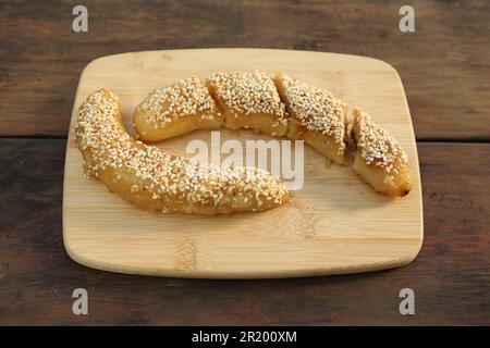 Gehen Sie an Bord mit köstlichen gebratenen Bananen auf einem Holztisch Stockfoto