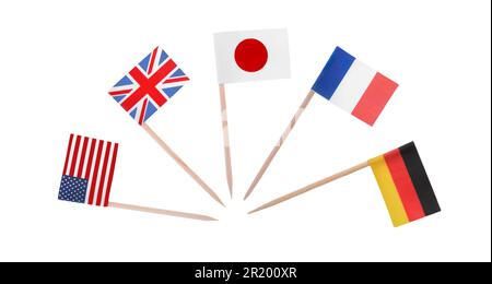 Zahnstocher mit Flaggen verschiedener Länder auf weißem Hintergrund Stockfoto