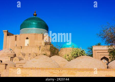 Historische Architektur von Itchan Kala, einer ummauerten Innenstadt der Stadt Khiva, Usbekistan. UNESCO-Weltkulturerbe Stockfoto