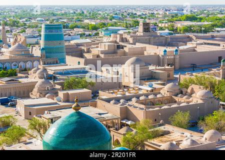 Historische Architektur von Itchan Kala, einer ummauerten Innenstadt der Stadt Khiva, Usbekistan. UNESCO-Weltkulturerbe Stockfoto