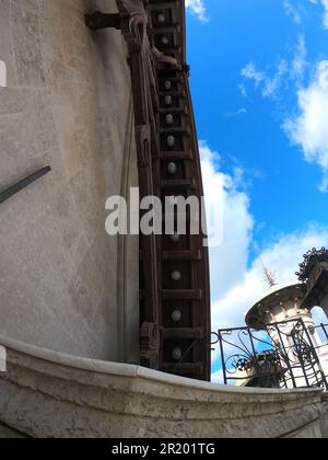 Palermo, Sizilien 12.26.2018: Haupteingang und Treppe des Villino Florio, eine private Residenz, entworfen in einem vielseitigen Art Noveau (Liberty) St. Stockfoto