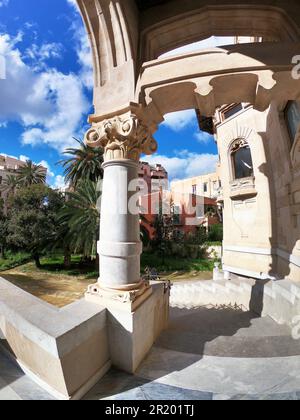 Palermo, Sizilien 12.26.2018: Haupteingang und Treppe des Villino Florio, eine private Residenz, entworfen in einem vielseitigen Art Noveau (Liberty) St. Stockfoto