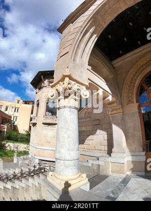 Palermo, Sizilien 12.26.2018: Haupteingang und Treppe des Villino Florio, eine private Residenz, entworfen in einem vielseitigen Art Noveau (Liberty) St. Stockfoto