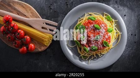 Komposition mit einer Spaghetti-Bolognese-Platte Stockfoto