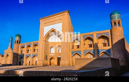 Historische Architektur von Itchan Kala, einer ummauerten Innenstadt der Stadt Khiva, Usbekistan. UNESCO-Weltkulturerbe Stockfoto