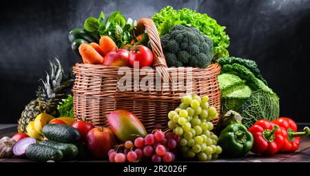 Zusammensetzung mit verschiedenen Bio-Gemüse und Obst Stockfoto