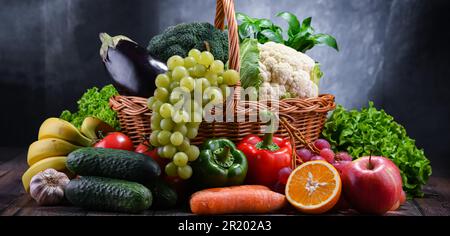 Zusammensetzung mit verschiedenen Bio-Gemüse und Obst Stockfoto