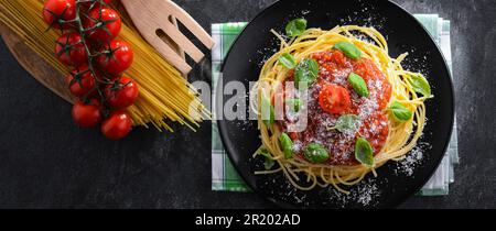 Komposition mit einer Spaghetti-Bolognese-Platte Stockfoto