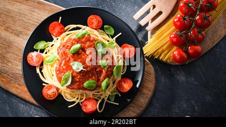 Komposition mit einer Spaghetti-Bolognese-Platte Stockfoto