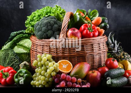 Zusammensetzung mit verschiedenen Bio-Gemüse und Obst Stockfoto
