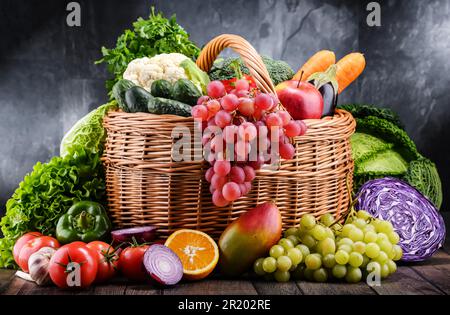 Zusammensetzung mit verschiedenen Bio-Gemüse und Obst Stockfoto