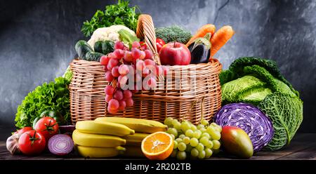 Zusammensetzung mit verschiedenen Bio-Gemüse und Obst Stockfoto